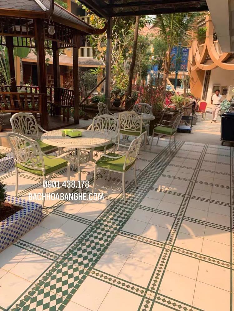 Bàn ghế cafe nhôm đúc cho villa resort màu trắng