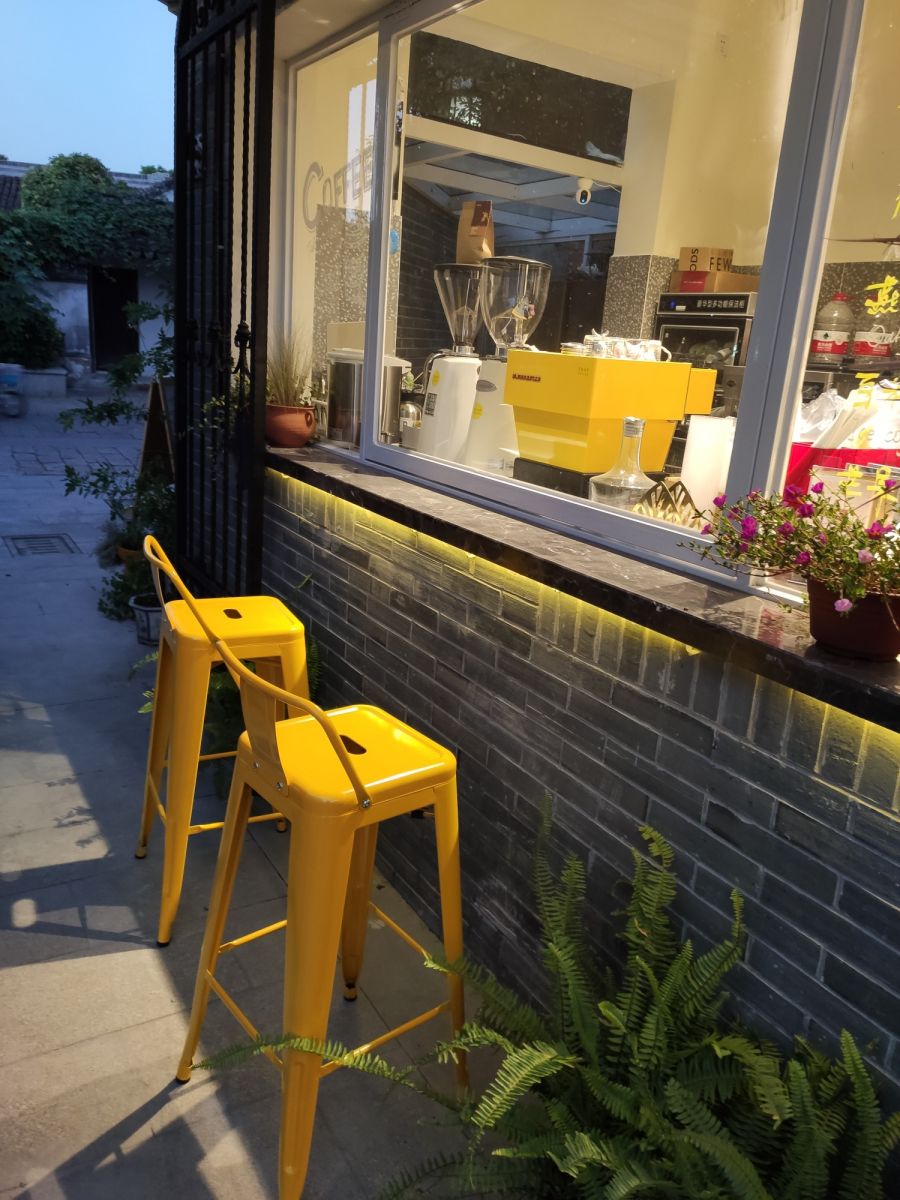 Ghế bar sắt có tựa lưng cho quán cafe
